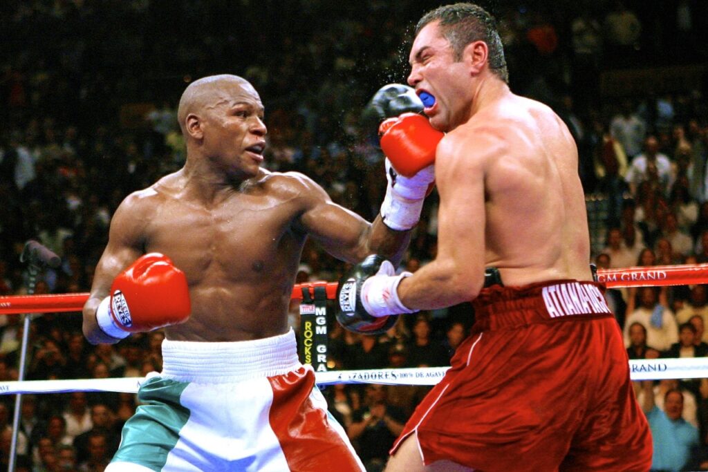 Floyd Mayweather boxing with Oscar De La Hoya